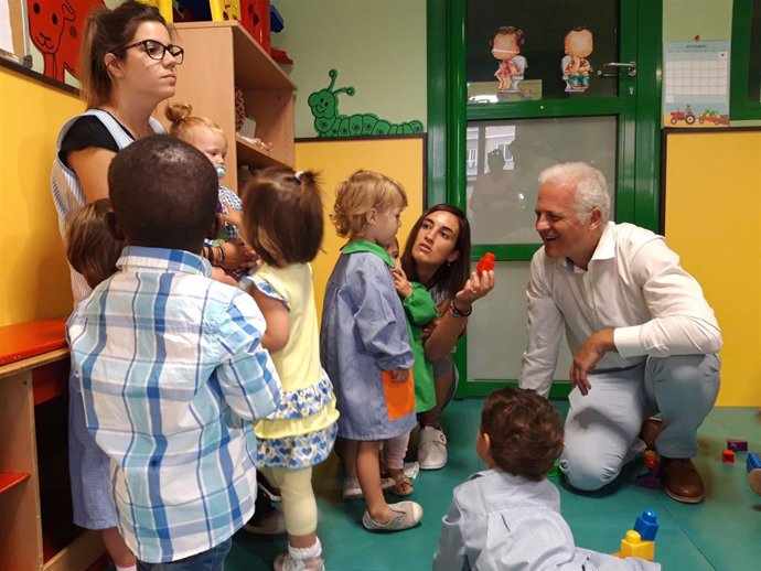 El alcalde de Logroño, Pablo Hermoso de Mendoza, inaugura el curso escolar en la escuela infantil 'Casa Cuna'