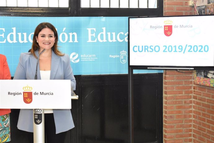 La consejera de Educación y Cultura, Esperanza Moreno, informa sobre las novedades del próximo curso escolar 2019/2020 en el colegio Maestro José Castaño de Murcia