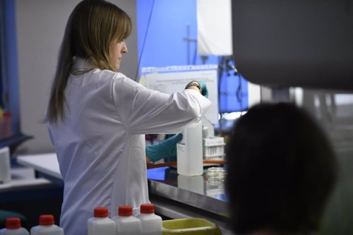 Una investigadora trabaja en el Laboratorio Regional de Salud Pública de la Comunidad de Madrid.