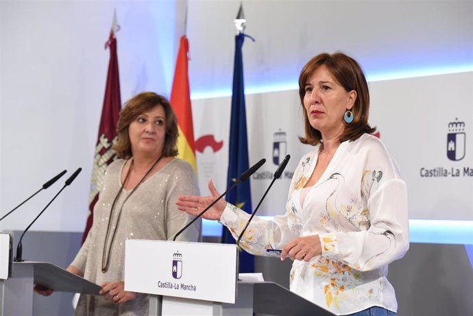 La portavoz del Gobierno de C-LM, Blanca Fernández, en rueda de prensa junto a la consejera de Economía, Empresas y Empleo, Patricia Franco