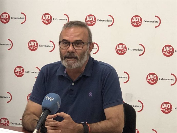 El secretario de Formación y Empleo de UGT Extremadura, Ricardo Salaya, en rueda de prensa para valorar el paro de agosto