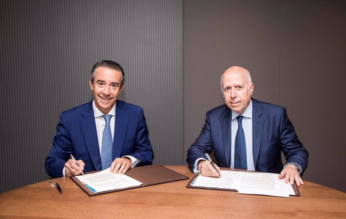De izquierda a derecha, el director general de CaixaBank, Juan Antonio Alcaraz, y el presidente de KPMG en España y de la Fundación KPMG, Hilario Albarracín.
