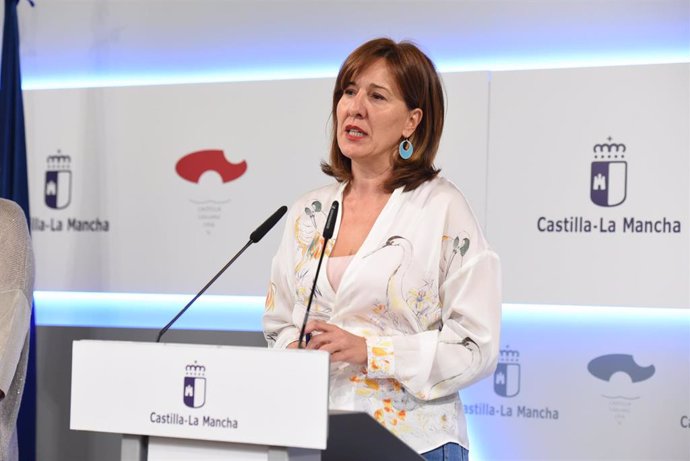 La portavoz del Gobierno de Castilla-La Mancha, Blanca Fernández, en rueda de prensa.