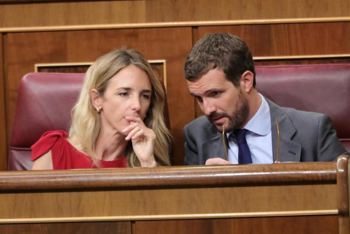 La portavoz del PP en el Congreso, Cayetana Álvarez de Toledo, habla con el presidente del PP Pablo Casado, en el Pleno