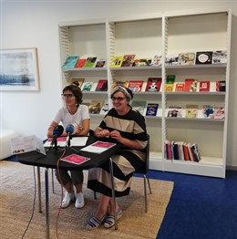 La concejala de Igualdad, Eva Tobías, y la directora dela Biblioteca Rafael Azcona, Esther Felipe, han presentado  la primera programación del espacio 'Una habitación propia'.