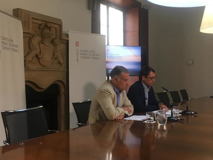 El conseller de Modelo Económico, Turismo y Trabajo, Iago Negueruela (derecha) junto al director general de Modelo Económico y Ocupación, Lloren Pou.