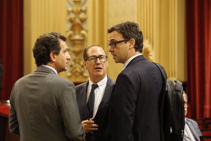 El portaveu adjunt del PP al Parlament, Toni Costa (dreta), amb el president del PP balear, Biel Company (esquerra) i el diputat Juan Manuel Lafuente (centre).