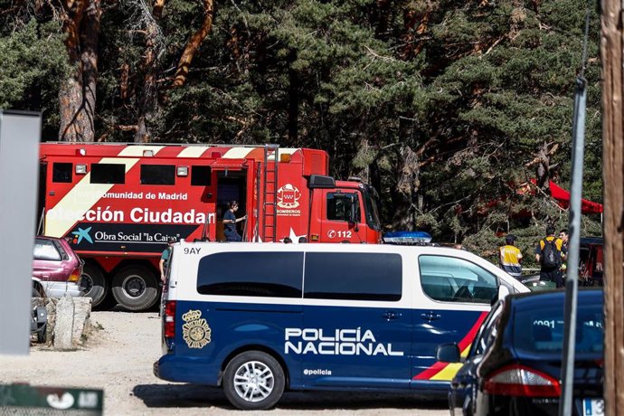 Furgones de Protección Ciudadana y de la Policía Nacional en las inmediaciones del Hotel Cirilo de Cercedilla, que actúa de centro base del dispositivo de búsqueda de la exesquiadora Blanca Fernández Ochoa, desaparecida en la sierra de Madrid el pasado 