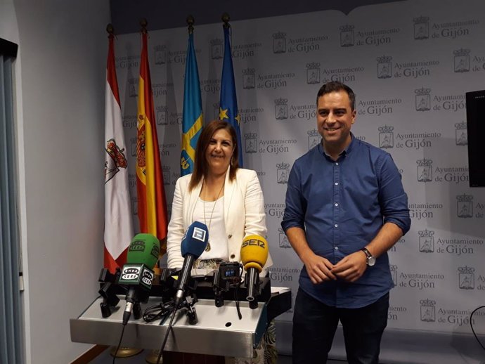 Los concejales de Hacienda y Obras del Ayuntamiento de Gijón, Marina Pineda y Olmo Ron, en rueda de prensa en el Consistorio