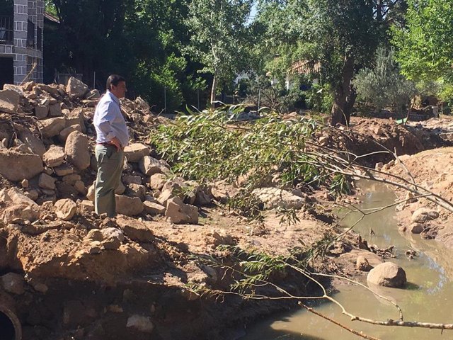El presidente de la Diputación de Ávila, Carlos García, visita la zona afectada por la riada en Las Navas del Marqués.