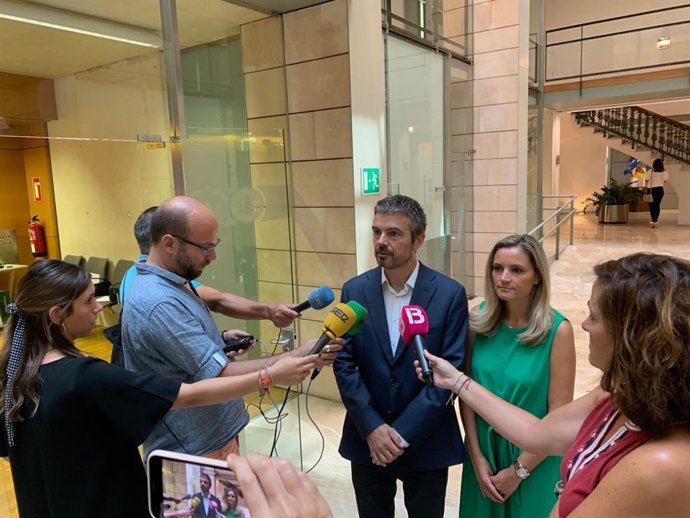 El portavoz de Cs en el Parlament, Marc Pérez-Ribas, atendiendo a los medios acompañado de la diputada Patricia Guasp.