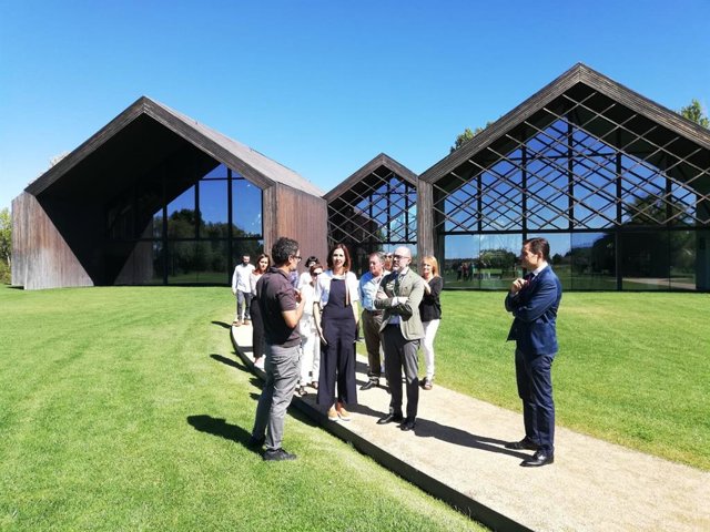 Un matrimonio llegado desde Oxford es recibido en Lerma como visitante 100.000 a la exposición 'Angeli' de Las Edades del Hombre.