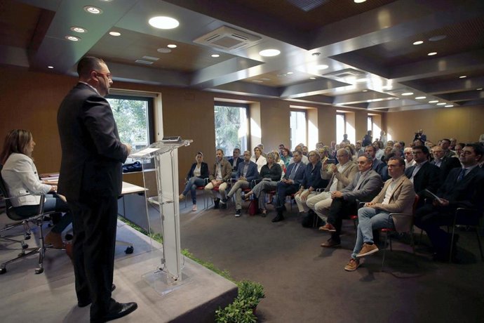 Alfredo Canteli, sentado en el centro, escuchando a Adrián Barbón