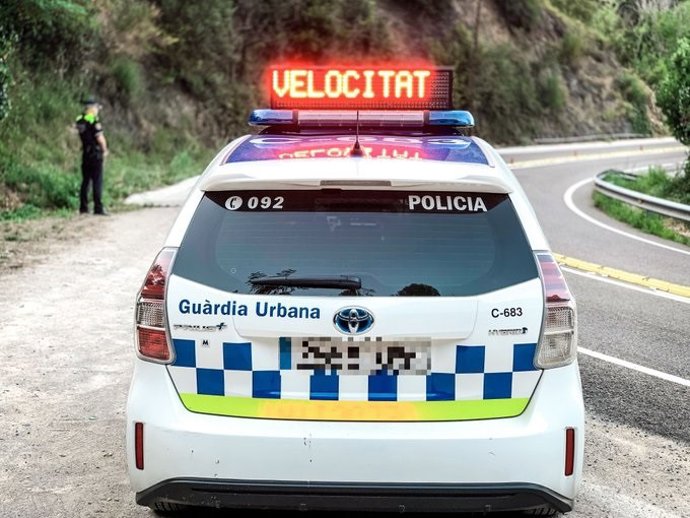 Vehículo de la Guardia Urbana realizando un control de velocidad.