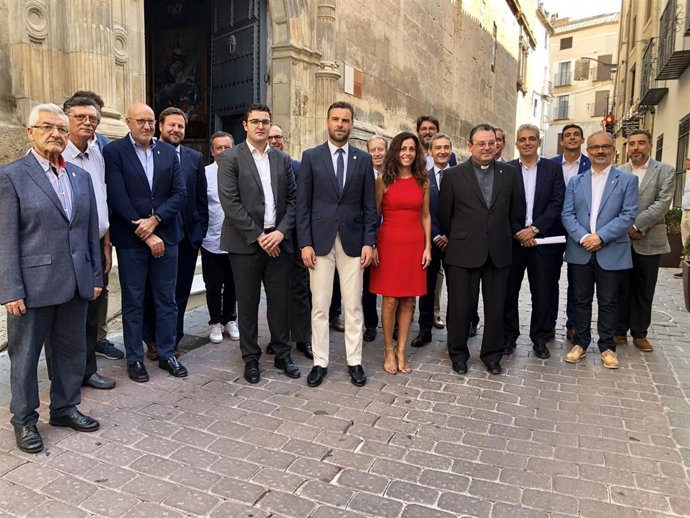La consejera de Turismo, Juventud y Deportes, Cristina Sánchez, junto a los patronos de la Fundación Camino de la Cruz a la entrada de la parroquia de El Salvador de Caravaca de la Cruz