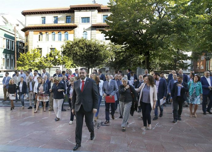 Adrián Barbón, frente a alcaldes asturianos