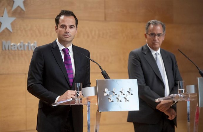 El vicepresidente de la Comunidad de Madrid, Ignacio Aguado, ofrece una rueda de prensa tras el Consejo de Gobierno junto al consejero de Educación y Juventud, Enrique Ossorio.