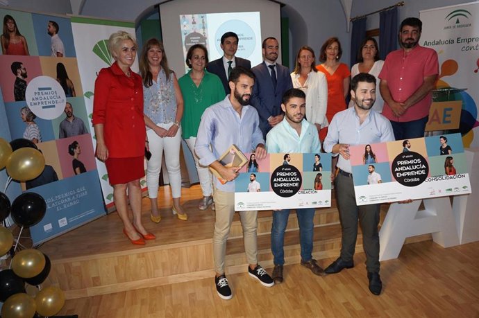 Herrador (en el centro en la segunda fila), con participantes de Andalucía Emprende