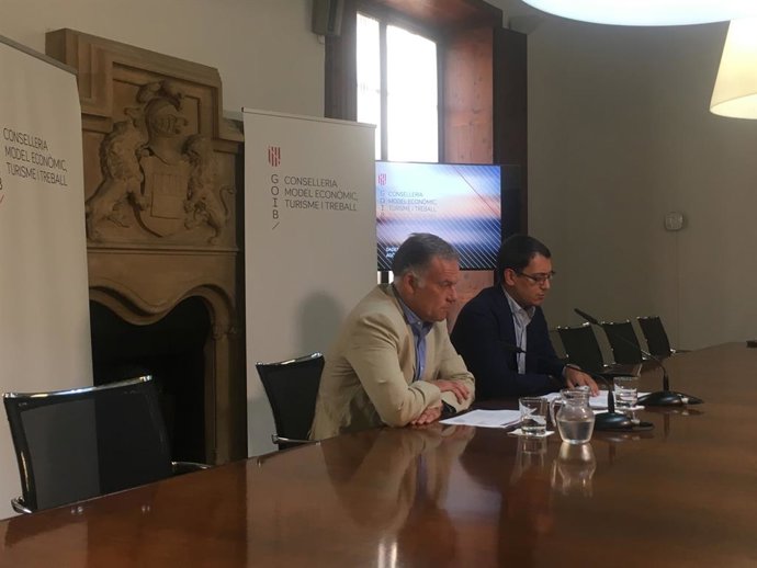 El Conseller de Model Econmic, Turisme i  Treball, Iago Negueruela (dreta) , i el director general de Model Econmic i Ocupació, Lloren Pou.