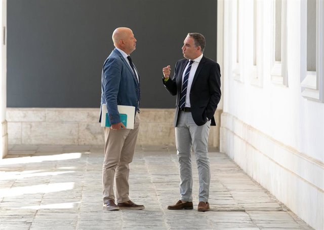 El consejero de la Presidencia, Administración Pública e Interior y portavoz del Gobierno andaluz, Elías Bendodo (izda), y el consejero de Educación y Deporte, Javier Imbroda (dcha) antes de comparecer en la rueda de prensa tras la reunión del Consejo de 