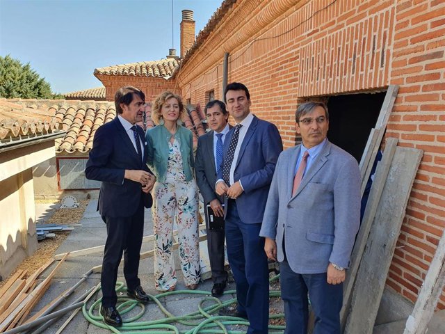 Suárez-Quiñones (izda), durante su visita a Medina de Rioseco para contemplar 'in situ' los trabajos de acondicionamiento de una vivienda dentro del programa 'Rehabitare'.