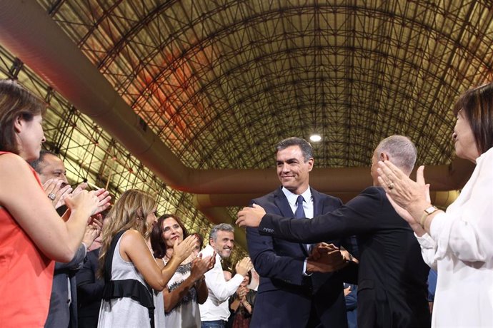 El presidente del Gobierno en funciones, Pedro Sánchez, saluda a sus compañeros de partido, durante el acto de presentación de la propuesta abierta de 'Programa común progresista'.