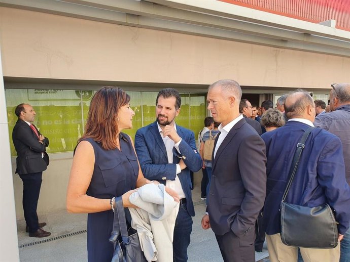 El secretario general del PSOECyL, Luis Tudanca; acompañado por el portavoz del Grupo Socialista en el Senado, el burgalés Ander Gil, y la secretaria de Organización del PSOECyL, Ana Sánchez.