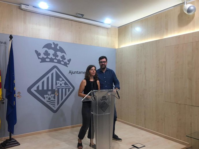 La regidora de Model de Ciutat, Habitatge i Sostenibilitat, Neus Truyol, i el regidor de Cultura i Benestar Social, Antoni Noguera.