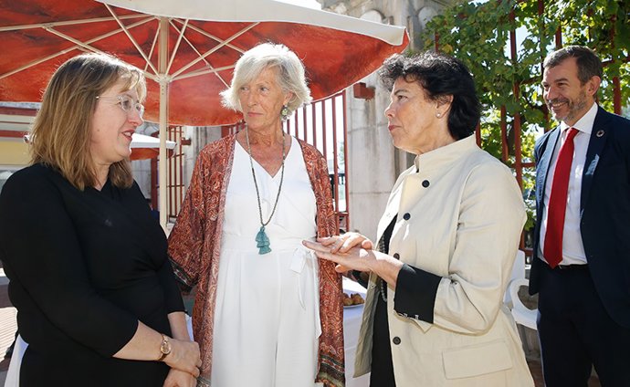 La consejera de Educación y FP de Cantabria, Marina Lombó, con la ministra del ramo, Isabel Celaá.