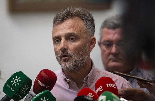 El portavoz parlamentario del grupo socialista, José Fiscal, atendiendo a los periodistas este martes. En la sede del PSOE-A.