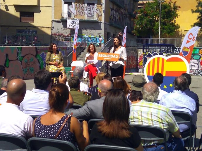 Lorena Roldán, Luz Guilarte i Carina Mejías en un acte polític en el Raval