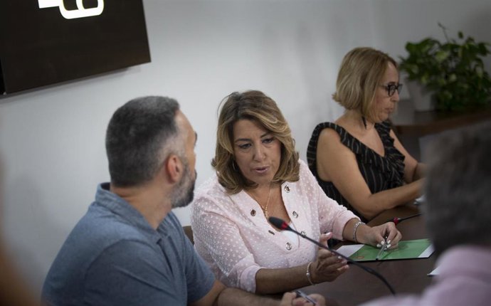 La secretaria general del PSOE-A, Susana Díaz (c), junto al portavoz de Facua, Rubén Sánchez (i), durante su reunión con la directiva de Facua para analizar lo ocurrido durante la crisis sanitaria por listeriosis.  En la sede del PSOE-A.