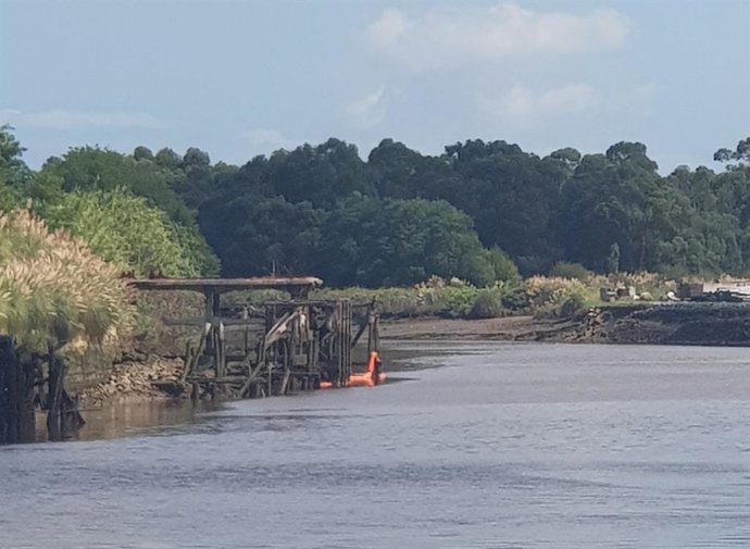 SOS Suances pide la paralización de los trabajos de dragado en la zona del puerto en Hinojedo