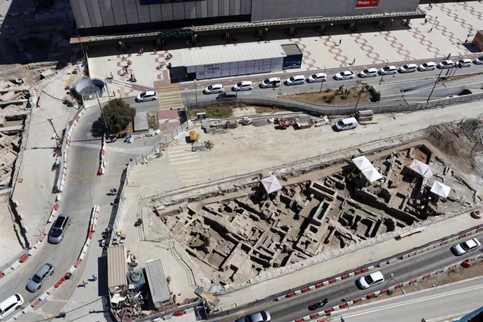 Arqueólogos avanzan en el entorno de la obra final del Metro de Málaga. Tras poco más de dos meses de trabajos en el tajo de la Avenida de Andalucía, la ocupación de la excavación se agranda, sacando a la luz nuevas evidencias de la Málaga musulmana del
