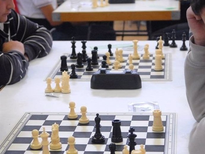 Dos personas juegan al ajedrez. 