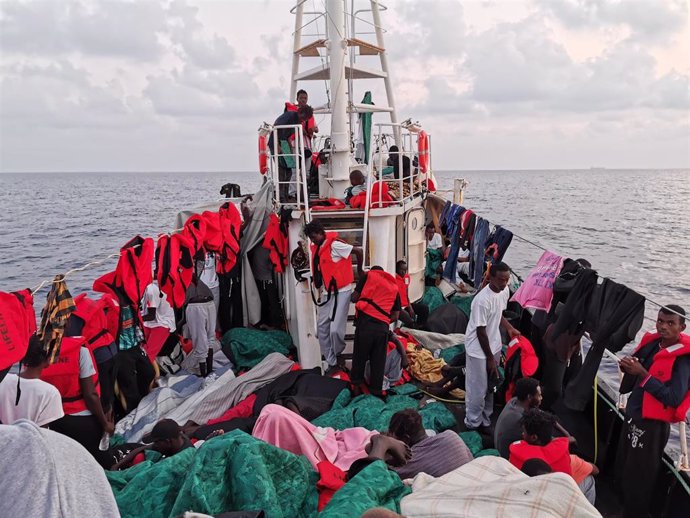 Migrantes rescatados en el mar Mediterráneo a bordo del buque 'Eleonore'