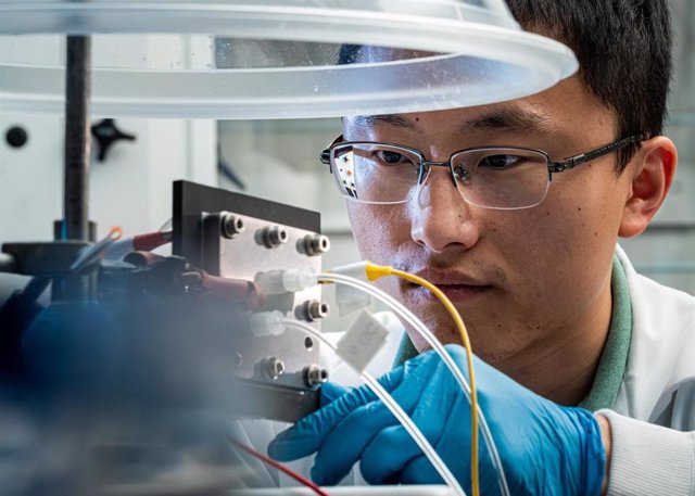 El ingeniero de la Universidad de Rice, Haotian Wang, ajusta el reactor de electrocatálisis construido en su laboratorio para reciclar dióxido de carbono para producir combustible líquido