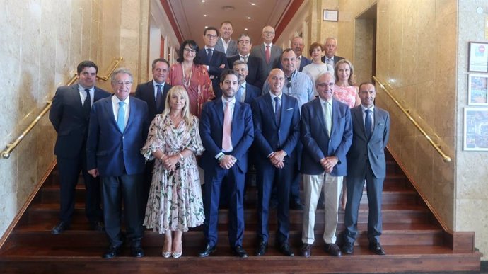 El alcalde de León, José Antonio Diez, junto a los responsables de las empresas familiares de León que han participado en el almuerzo de trabajo.