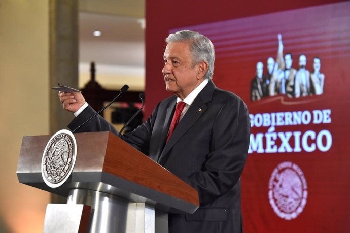 Andrés Manuel López Obrador muestra una cámara oculta