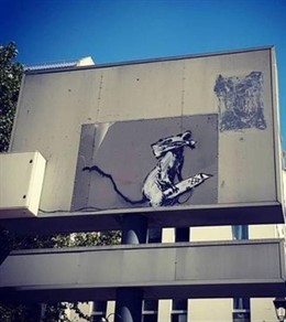 Grafiti de Banksy en el Centro Pompidou dedicada a las manifestaciones estudiantiles de mayo del 68