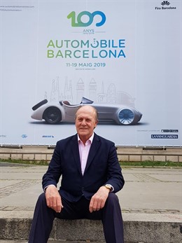 El presidente del Automobile Barcelona, Enrique Lacalle, sentado ante un cartel de la última edición del Automobile Barcelona