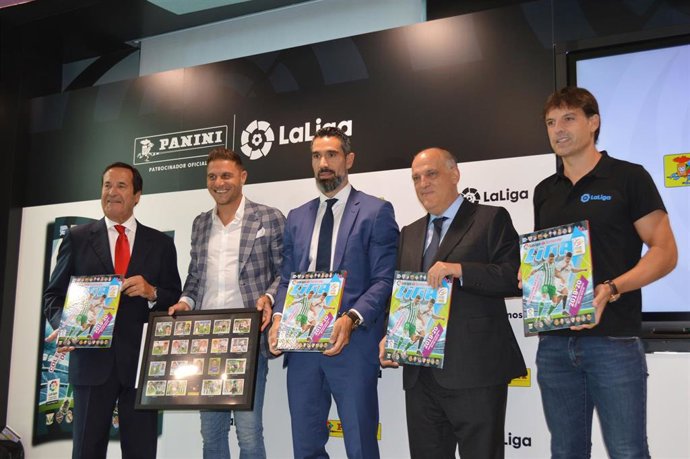 Javier Tebas junto a Fernando Sanz, Morientes y Joaquín en la presentación de cromos de Panini de LaLiga