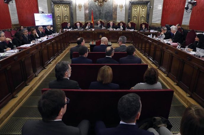 Los doce líderes independentistas acusados por el proceso soberanista catalán que derivó en la celebración del 1-O y la declaración unilateral de independencia de Cataluña (DUI), en el banquillo del Tribunal Supremo al inicio del juicio del "procés". En