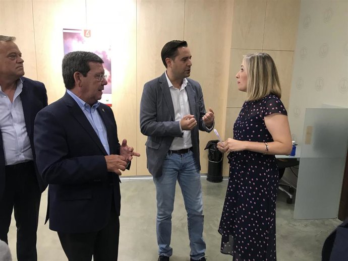 César Rico, presidente de la Diputación de Burgos; Daniel de la Rosa, alcalde de Burgos, y Lucía Rodill, comisaria de la muestra y directora adjunta de Informativos de CyLTV.