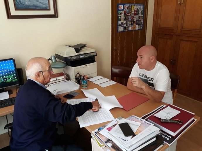 Acto de la firma del contrato para el inicio de las obras en la iglesia de San Pedro de Almazán (Soria).