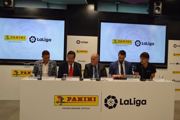 Javier Tebas, Joaquín, Morientes y Fernando Sanz en la presentación del álbum de LaLiga de Panini