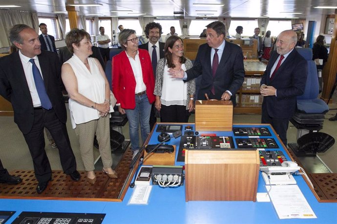 El ministro Luis Planas visita el buque 'Miguel Oliver' en A Coruña con la alcaldesa, Inés Rey; el delegado del Gobierno, Javier Losada; y la conselleira do Mar, Rosa Quintana