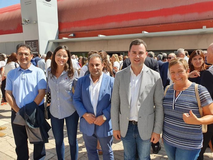 Los Parlamentarios Y Senadores Del PSOE Por León, Junto Al Presidente Del Gobierno En Funciones, Pedro Sánchez.