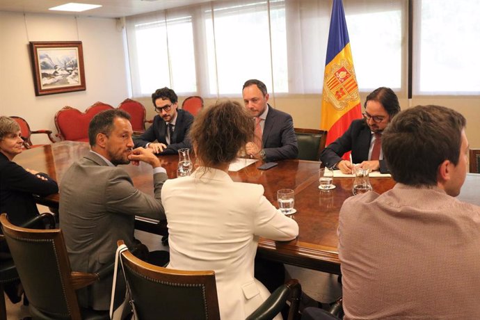 Espot y Riba han recibido la delegación socialdemócrata en la sala del Consejo de Ministros