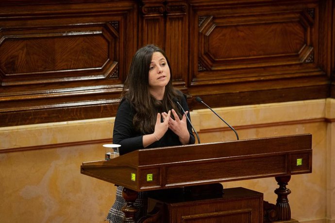 La diputada de la CUP, Maria Sirvent, durante su intervención en una sesión plenaria del Parlament de Cataluña. Foto de archivo